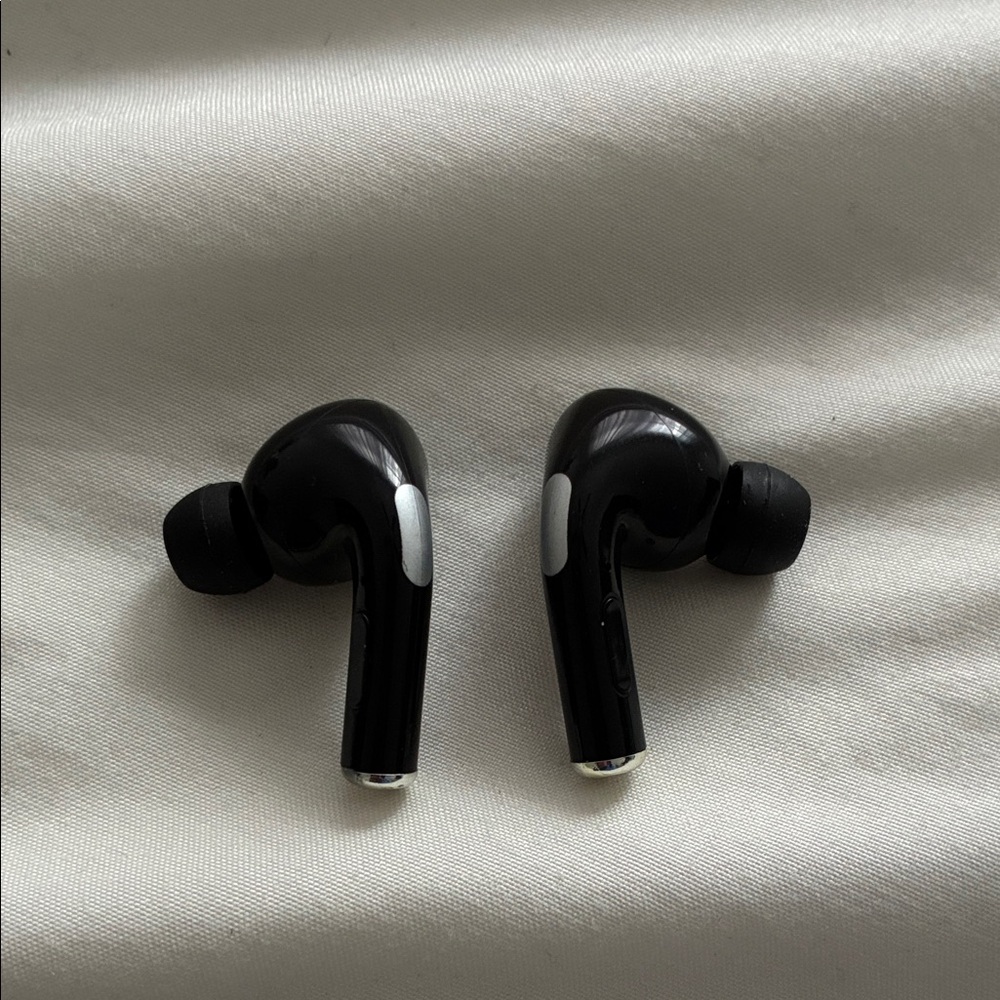 Black Wireless Earbuds with Charging Case - Picture 3 of 4